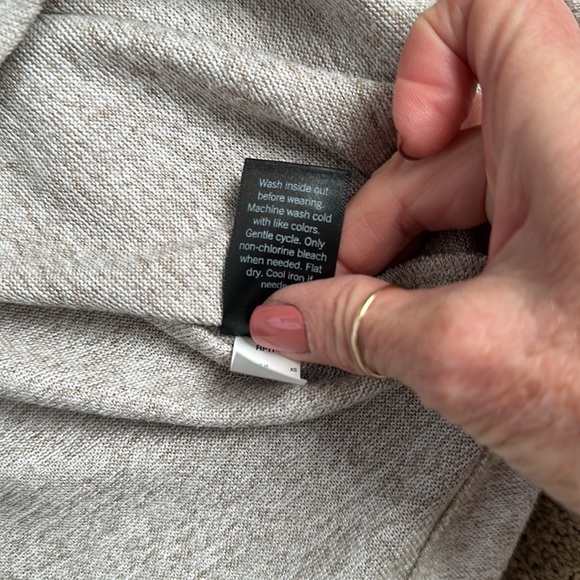 Simply Vera Vera Wang V Neck Balloon Sleeve Top - Picture 9 of 9